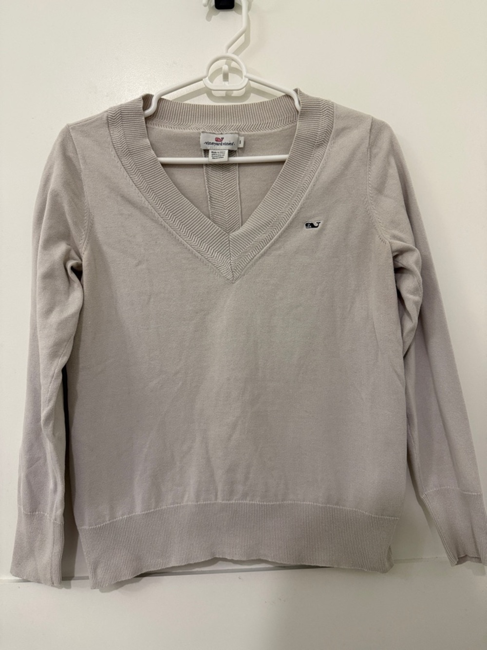Vineyard Vines Women's V-Neck Sweater in Light Taupe. Small